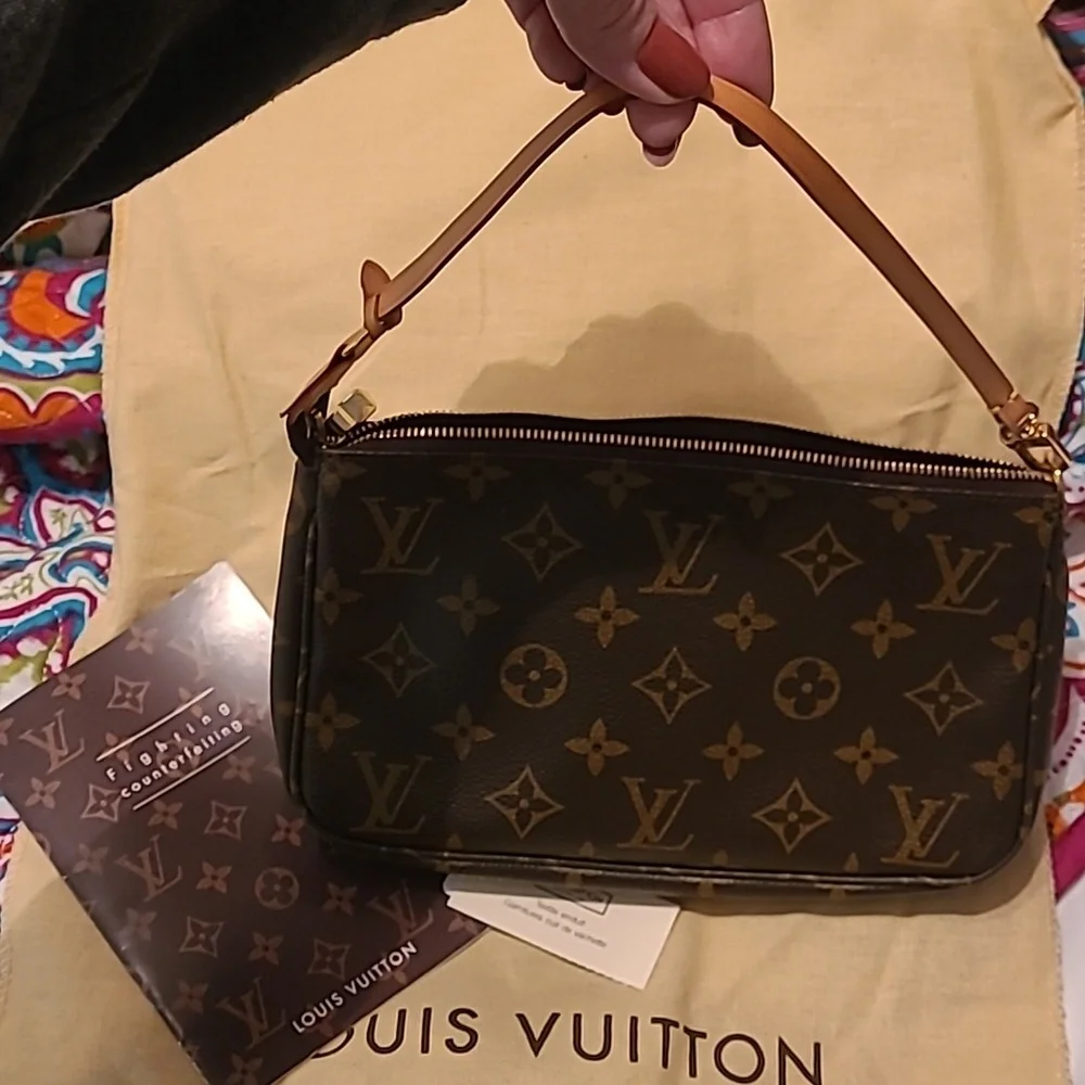 Authentic Louis Vuitton Pochette accessory bag, like new - Picture 5 of 6